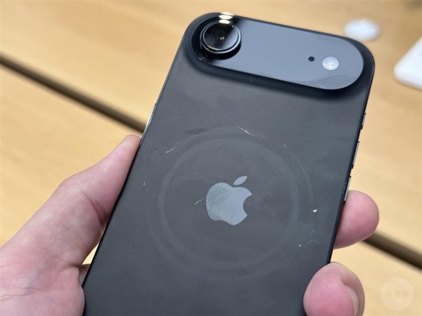 iPhone 17系列或成近年最娇气苹果手机:用了几个小时就满身划痕 蓝色黑色尤甚