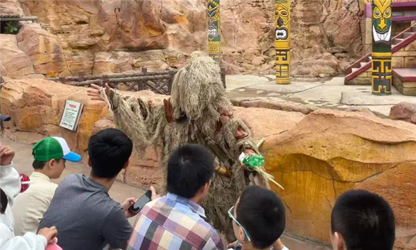 大学生当兼职野人：游客太热情 投喂太多吃不下