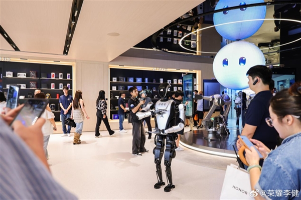 深圳湾崛起AI新地标上《新闻联播》 荣耀阿尔法全球旗舰店:从智慧体验殿堂到产业样本的蜕变