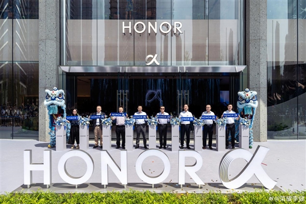 深圳湾崛起AI新地标上《新闻联播》 荣耀阿尔法全球旗舰店:从智慧体验殿堂到产业样本的蜕变