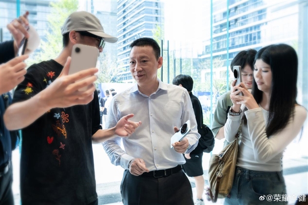 深圳湾崛起AI新地标上《新闻联播》 荣耀阿尔法全球旗舰店:从智慧体验殿堂到产业样本的蜕变