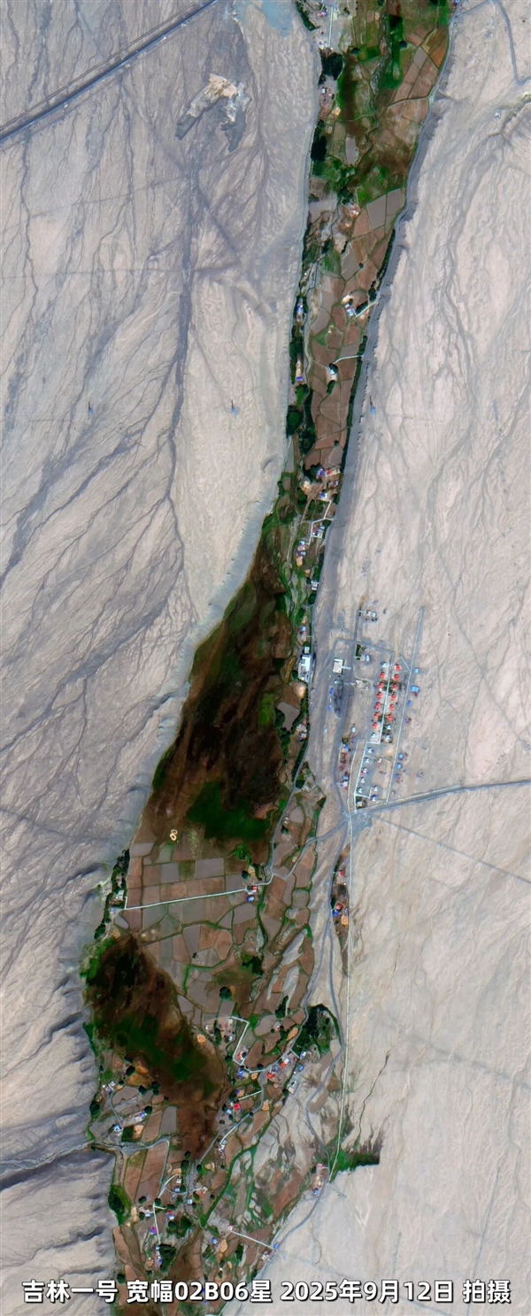 卫星俯瞰盘龙古道：帕米尔高原上的600道弯 仿佛一条巨龙