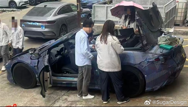 比亚迪再发个性化跑车!双门软顶版敞篷版腾势Z实车首曝