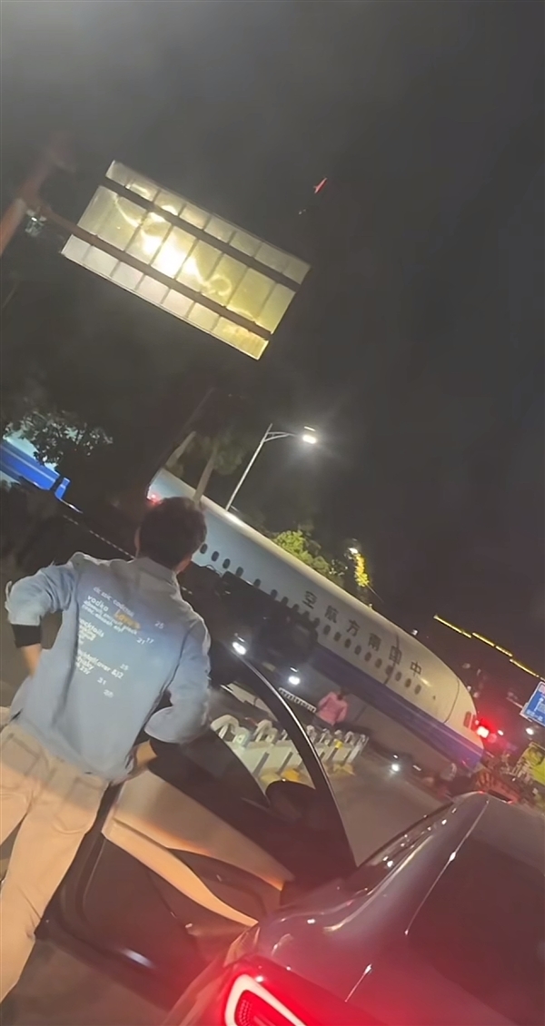 男子拍到武汉街头出现飞机 官方回应:系旧机拆解转运