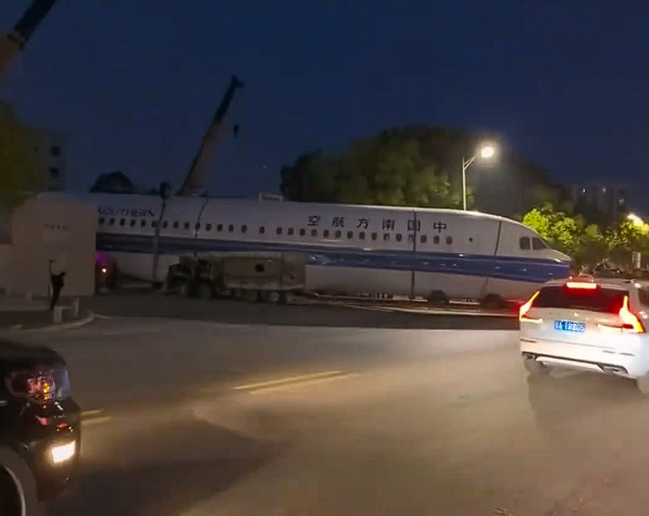 男子拍到武汉街头出现飞机 官方回应:系旧机拆解转运