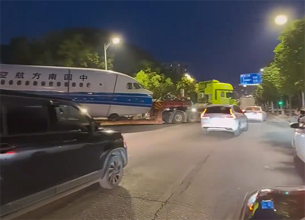 男子拍到武汉街头出现飞机 官方回应:系旧机拆解转运