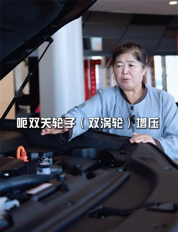 爆火!58岁保洁阿姨拍“土味说车”视频出圈:这黢黑大轱辘你喜欢吗