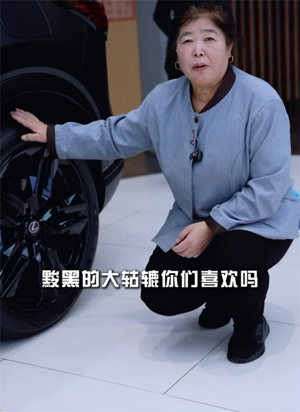 爆火!58岁保洁阿姨拍“土味说车”视频出圈:这黢黑大轱辘你喜欢吗