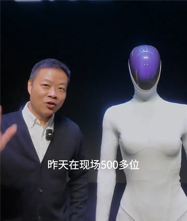 小鹏Iron机器人走路被质疑是真人 里面还穿着内裤！何小鹏脱衣展示