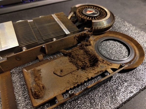 拆开后触目惊心！被吸烟者用了17年的9800GT显卡：看一眼感觉要得肺癌