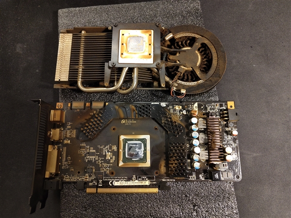 拆开后触目惊心！被吸烟者用了17年的9800GT显卡：看一眼感觉要得肺癌