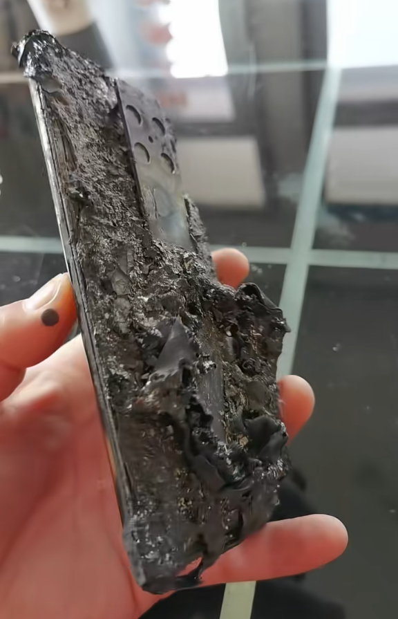 华为Mate 30 RS保时捷被火烧到面目全非:还能充电玩游戏