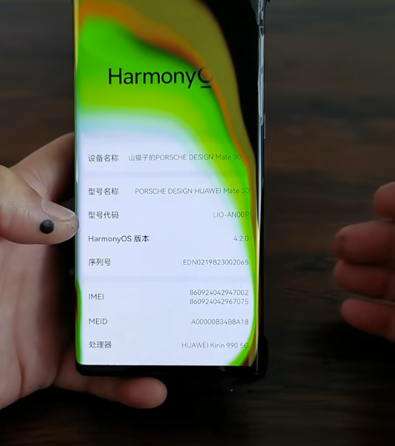 华为Mate 30 RS保时捷被火烧到面目全非:还能充电玩游戏