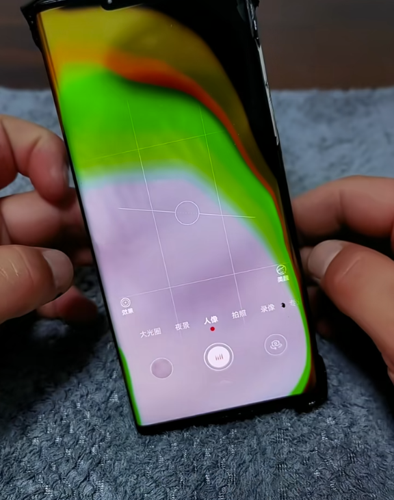 华为Mate 30 RS保时捷被火烧到面目全非:还能充电玩游戏