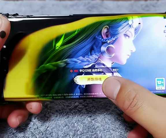 华为Mate 30 RS保时捷被火烧到面目全非:还能充电玩游戏