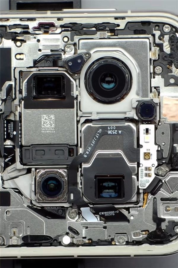 华为Mate 80 Pro Max拆解出炉：后壳整块铝合金CNC打造 主板集成度超高