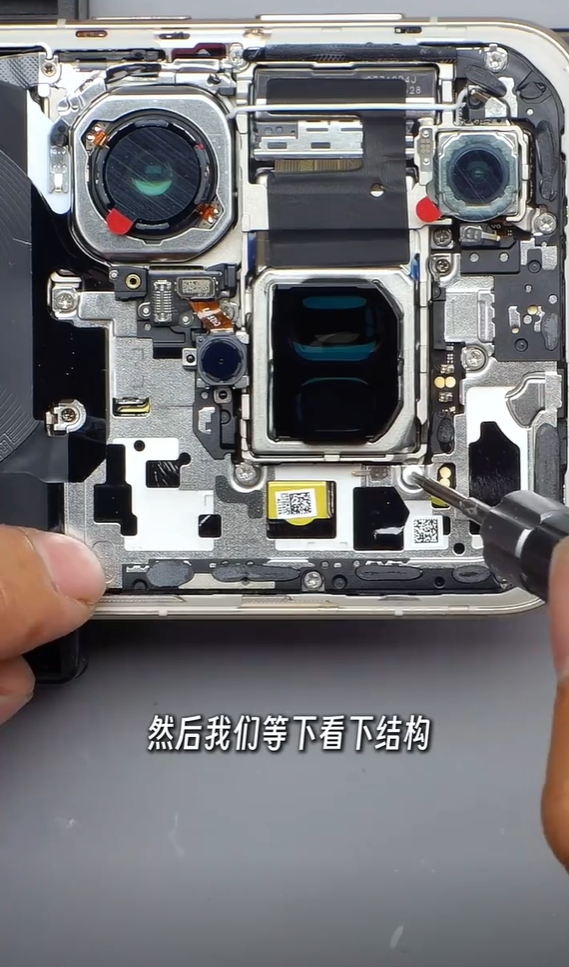 华为Mate 80 Pro Max拆解出炉：后壳整块铝合金CNC打造 主板集成度超高