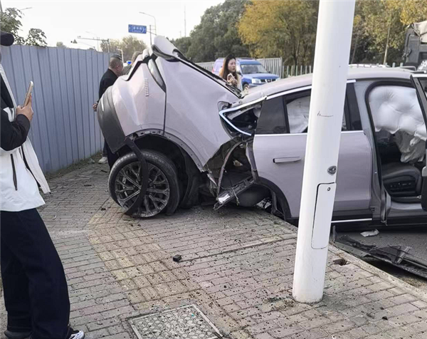 蔚来EC6撞击护栏断成两截 官方回应：电池未发生安全风险