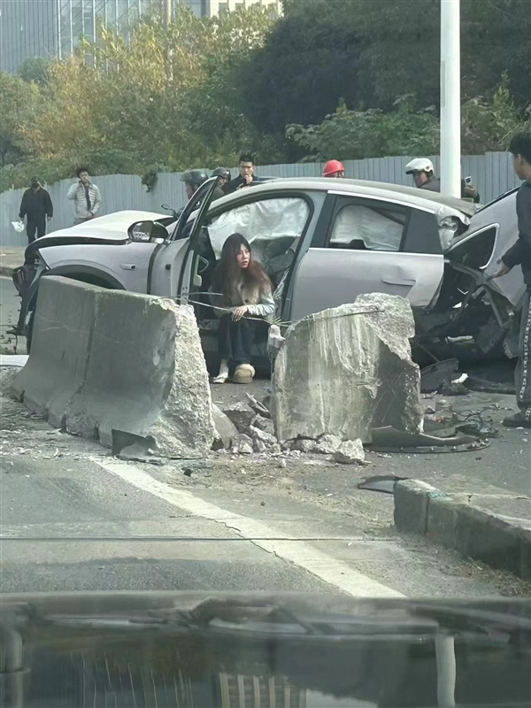 蔚来EC6撞击护栏断成两截 官方回应：电池未发生安全风险