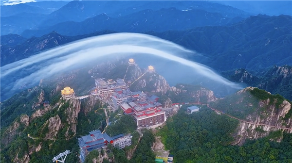 形似护宗大阵 男子在老君山拍到灵气护罩奇观