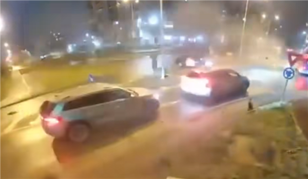 罗马尼亚版《速度与激情》！一辆奔驰失控高速起飞 飞跃两辆汽车