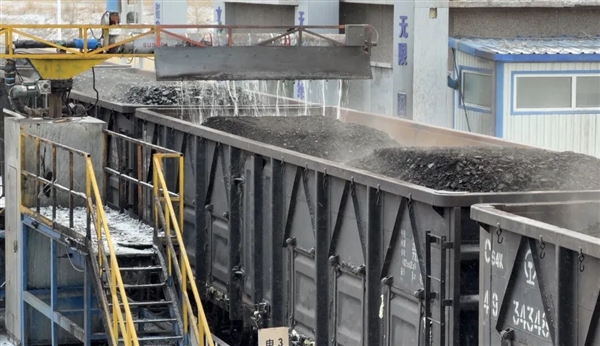 见识见识超长的火车“灯泡线”:时速只有1公里