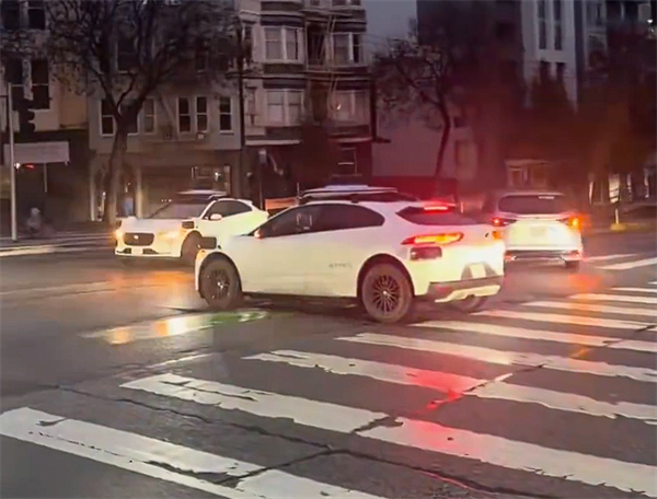 停电致Waymo无人驾驶出租车集体趴窝街头 官方详解原因所在