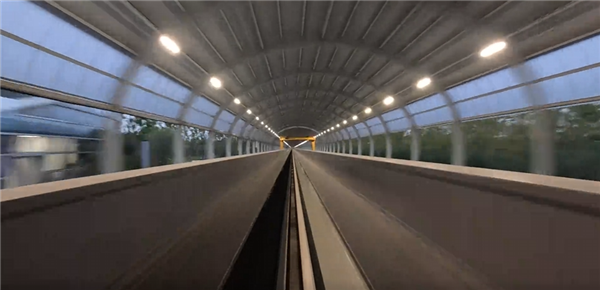 贴地飞行!5.3秒飙到800km/h 国产高铁模型车刷新世界纪录