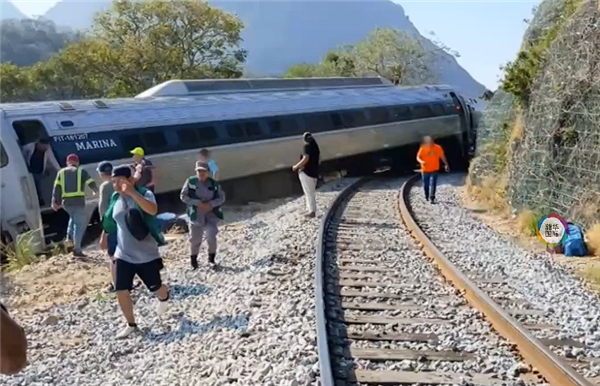 墨西哥一列车脱轨坠入7米深山谷：已致13死98伤
