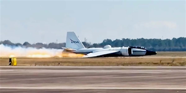 NASA一科研飞机故障 未放起落架机腹着陆!现场视频公布